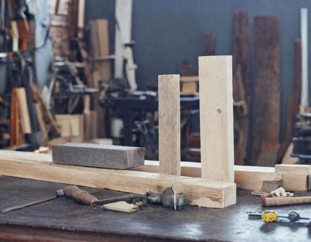 Eine Ansammlung von verschiedenen Holzstücken in unterschiedlichen Größen und Formen.